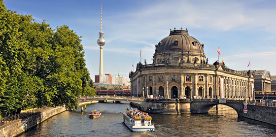 Bode-Museum auf der Museumsinsel, Berlin mit Fersehturm im Hintergrund