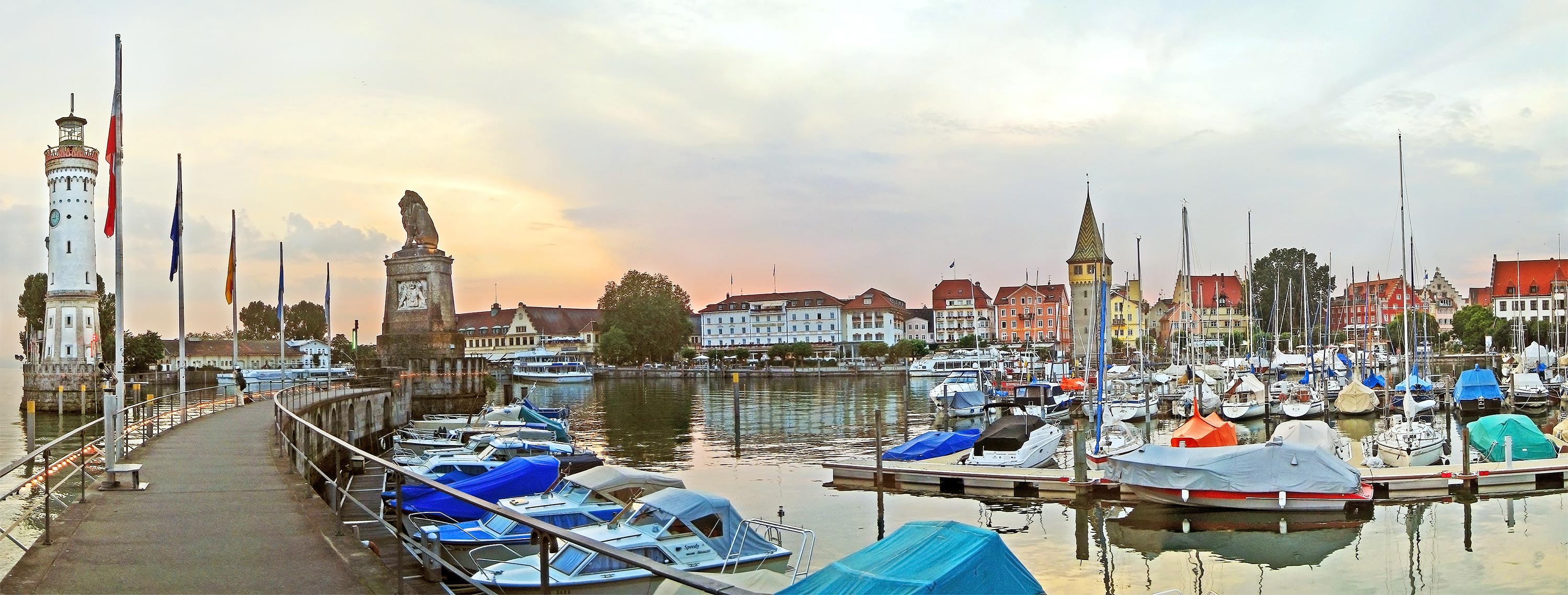 Lindau am Bodensee - Hafen mit Blick auf Neuen Leuchtturm und Lwen-Statue an der Hafeneinfahrt