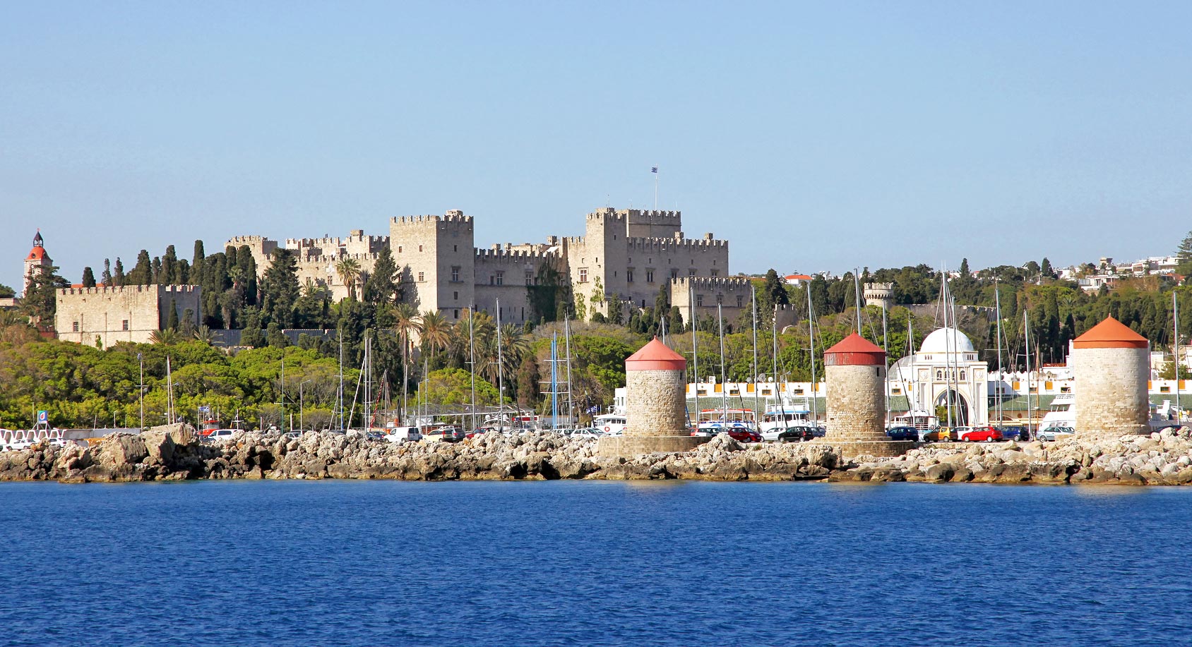 Rhodos - am Hafen mit Blick auf den Gromeisterpalast