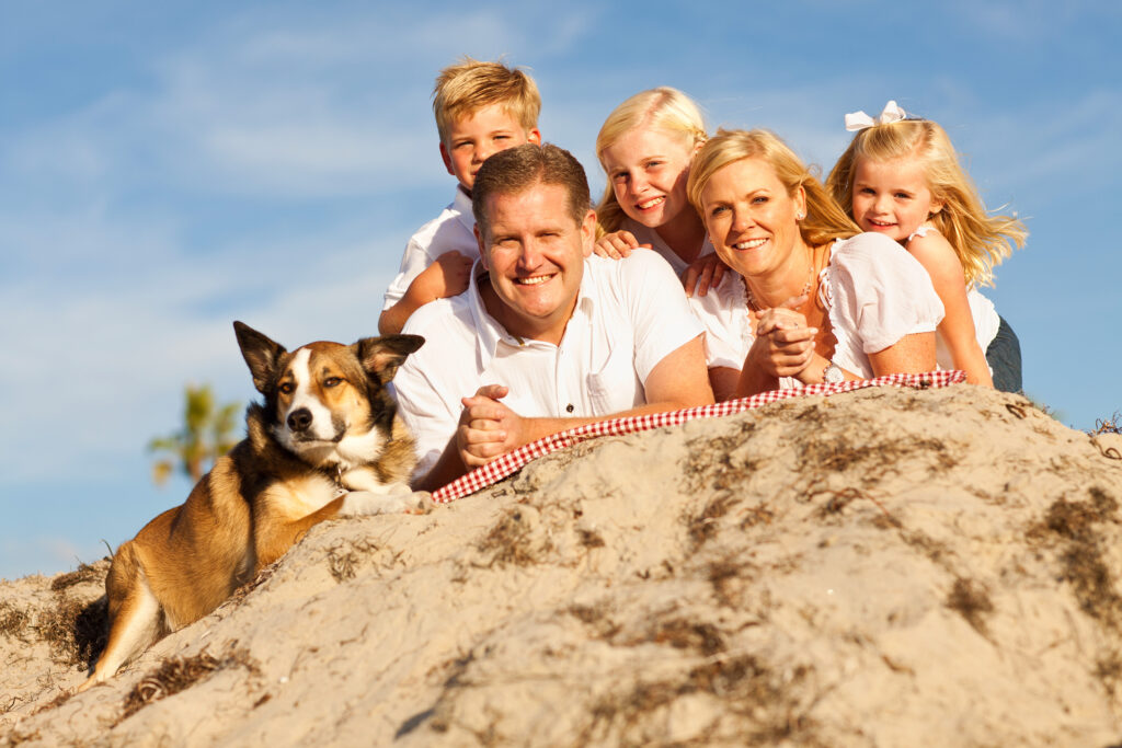 Familie mit Hund am Strand