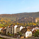 Das berühmte Schloss in Heidelberg, Deutschland. Blick von der Brücke darunter