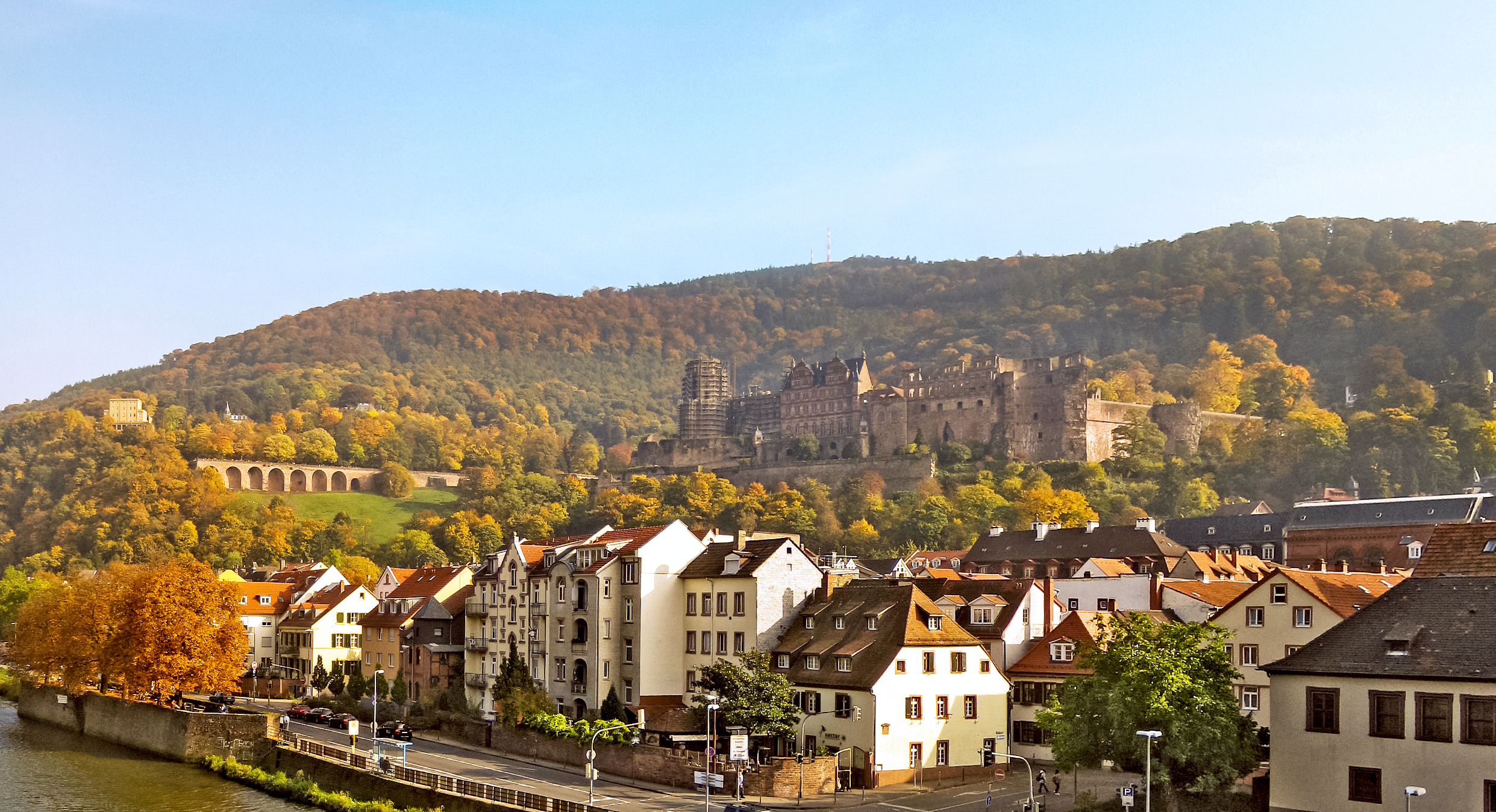 Das berühmte Schloss in Heidelberg, Deutschland. Blick von der Brücke darunter
