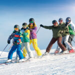 Gruppe Skifahrer - Kinder und Erwachsene