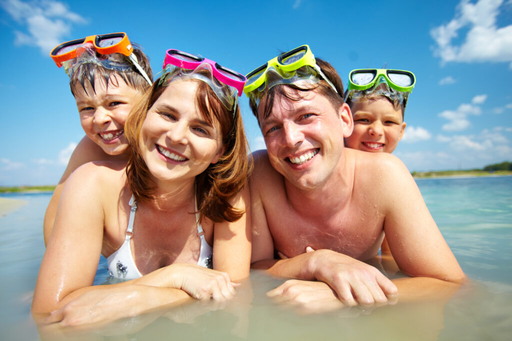 Sommerurlaub: Familie am Meer