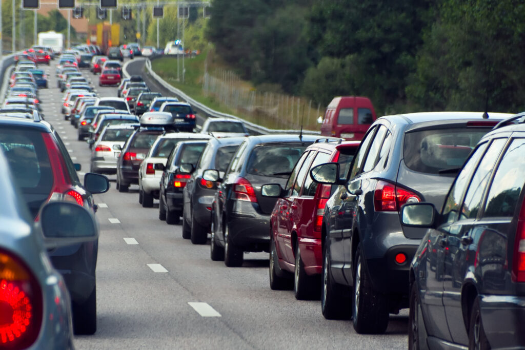 Hauptverkehrszeit: Ein Stau mit vielen Autos auf der Autobahn