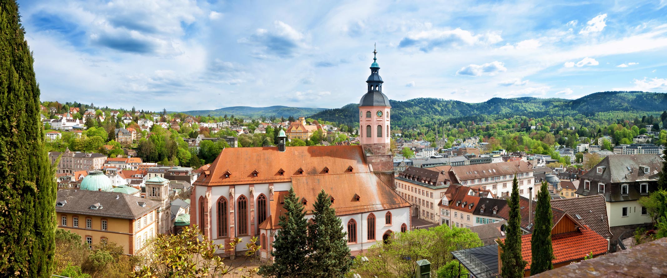Baden-Baden - Stiftskirche mit Merkur im Hintergrund